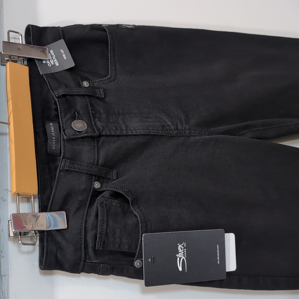 SILVER JEANS | Women's Black Suki Mid-Rise Kick Flare Frayed Hem Cropped Jeans - Picture 5 of 9